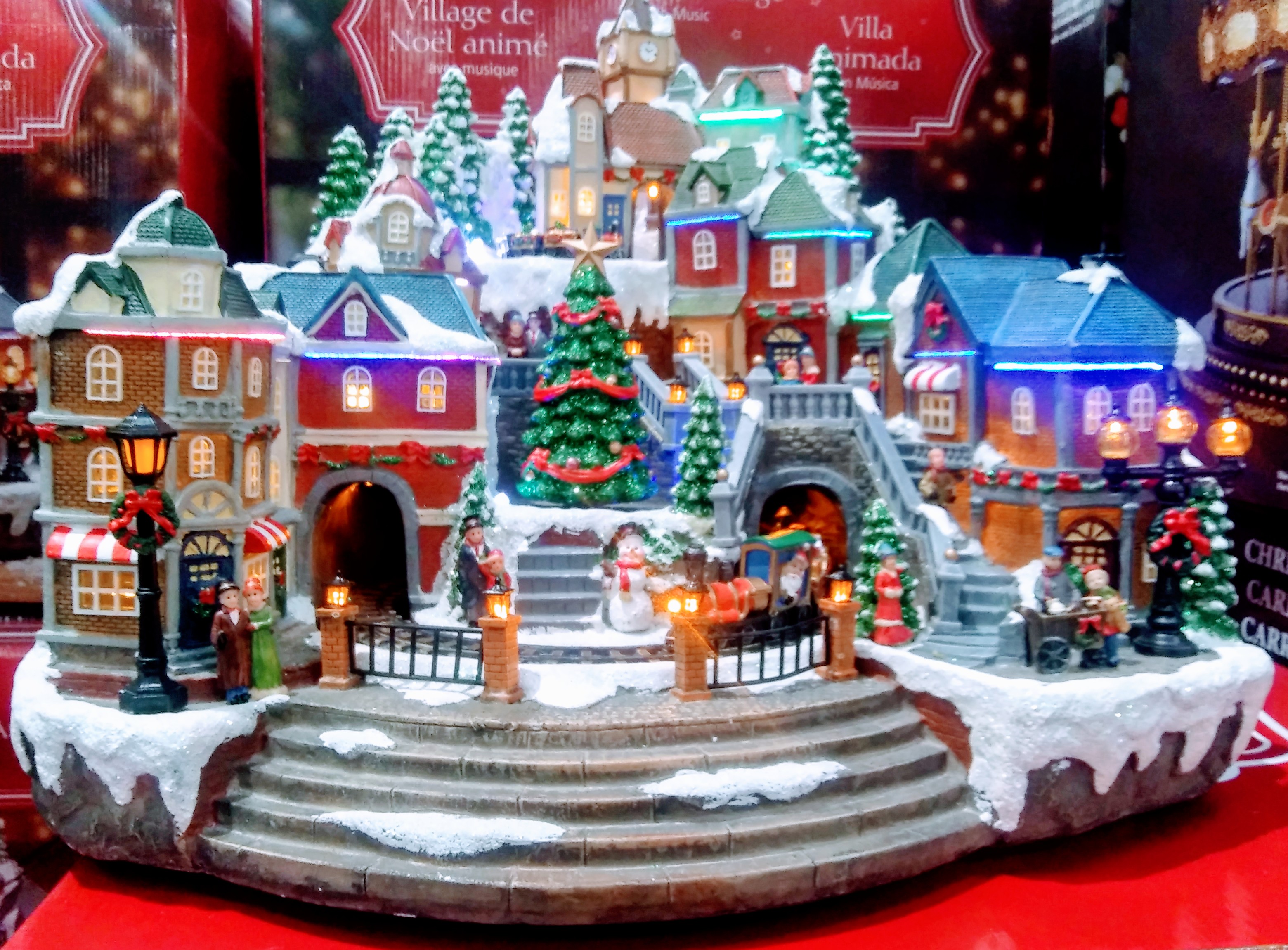 Holiday Town and Mini Train
Decoration 