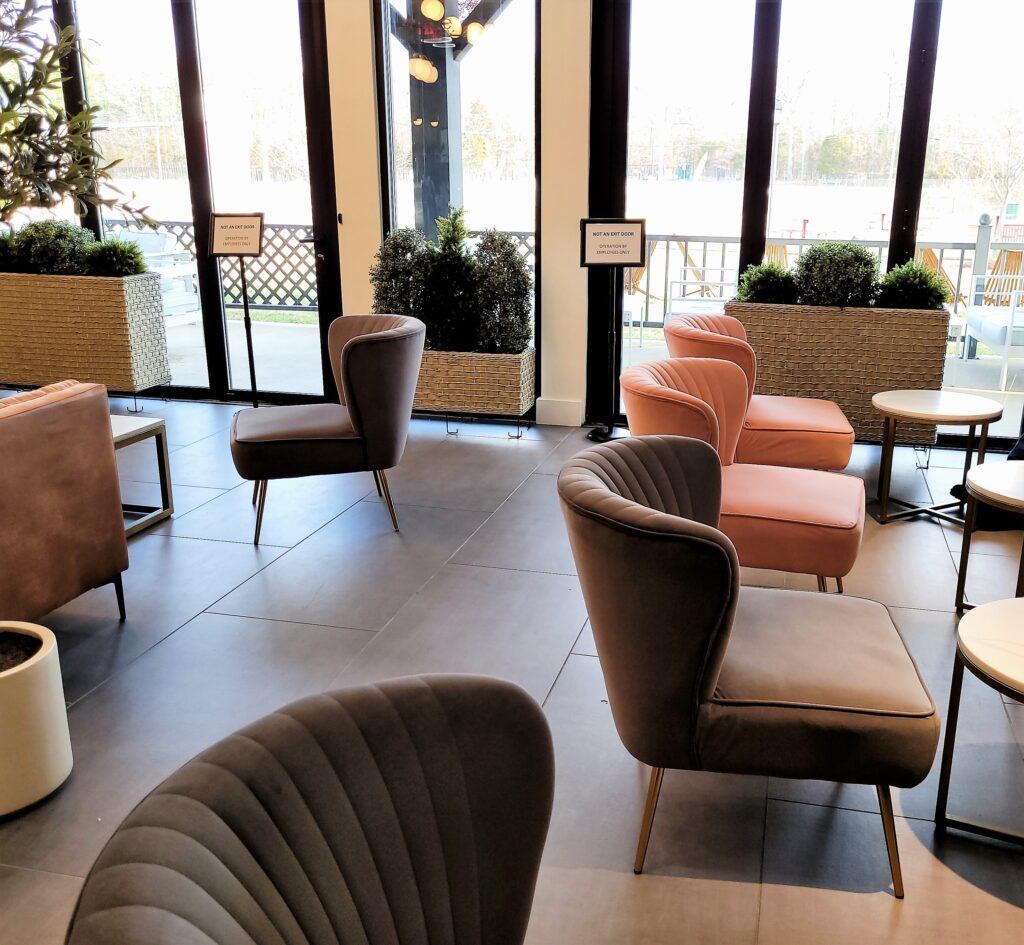 TOUS les JOURS seating area